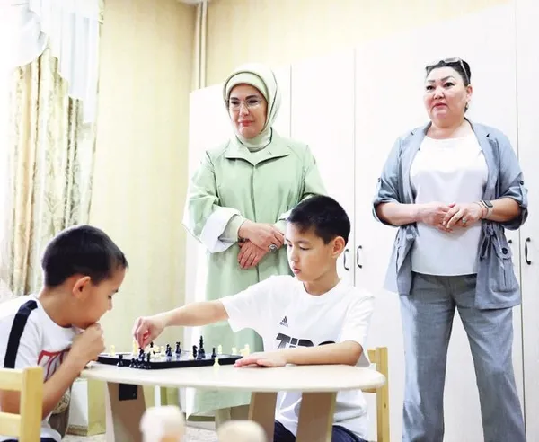 emine-erdogandan-yetimhanedeki-cocuklara-ziyaret-1720125956437.jpeg