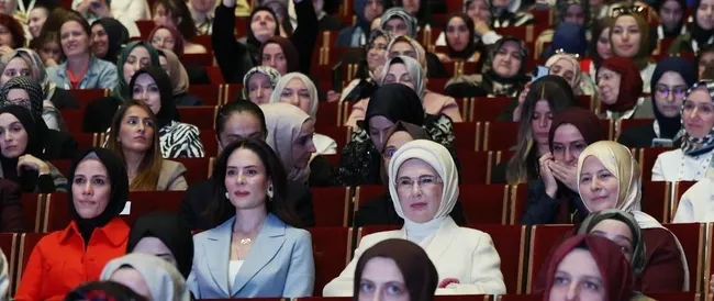 gif27de-gencler-iz-birakti-yildizlar-alkisladi-1791548420909.jpg