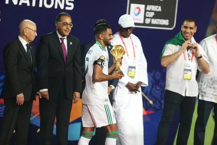 Afrika Kupasını kazanan Cezayir’in yıldızı Riyad Mahrez Mısır Başbakanı’nı görmezden geldi!