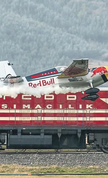 Sınırları zorladı trenin üstüne indi
