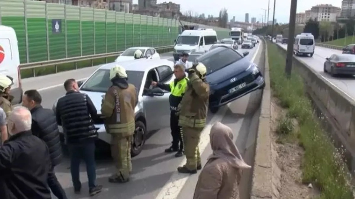 TEM’de 6 araçlık zincirleme kaza: Trafik kilitlendi! TEM’de 6 araçlık zincirleme kaza: Trafik kilitlendi!
