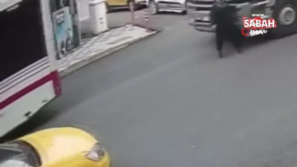 İzmir'de kamyonun altında ezilen kadın hayatını kaybetti: Feci kaza kamerada