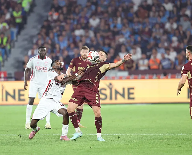 trabzonspor-samsunsporu-agirliyor-ilk-yarida-tek-gol-cikti-1756669084072.jpg