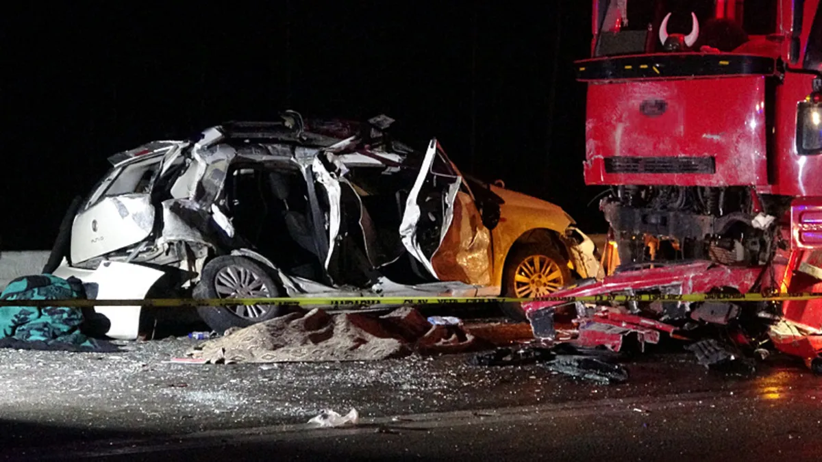 Burdur'da otomobil ile kamyon çarpıştı: 1 kişi öldü, 4 kişi yaralandı Burdur'da otomobil ile kamyon çarpıştı: 1 kişi öldü, 4 kişi yaralandı