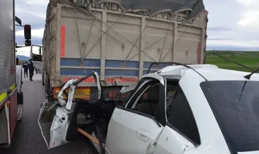 Otomobil TIR'a ok gibi saplandı: 2 ölü! #amasya