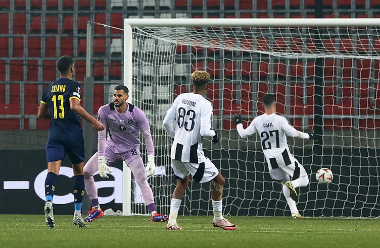 SON DAKİKA HABERİ: Usta isimden Beşiktaş ve UEFA için olay sözler! Paçalarından çifte standart dökülüyor