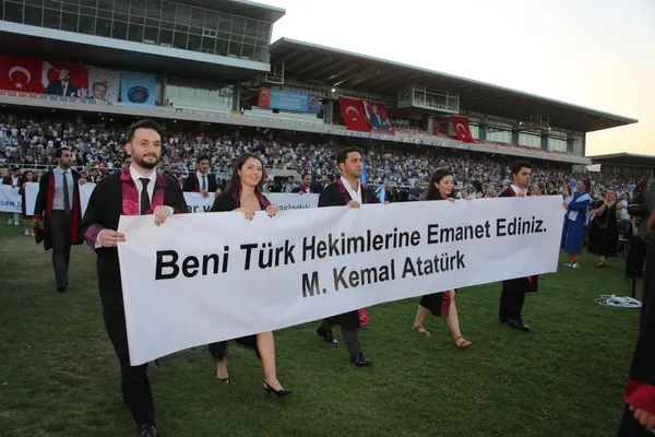8-bin-ogrenci-kep-atti-akdeniz-universitesinde-mezuniyet-coskusu-1720010998016.jpg