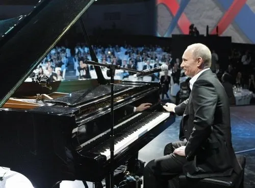 Putin piyano çaldı