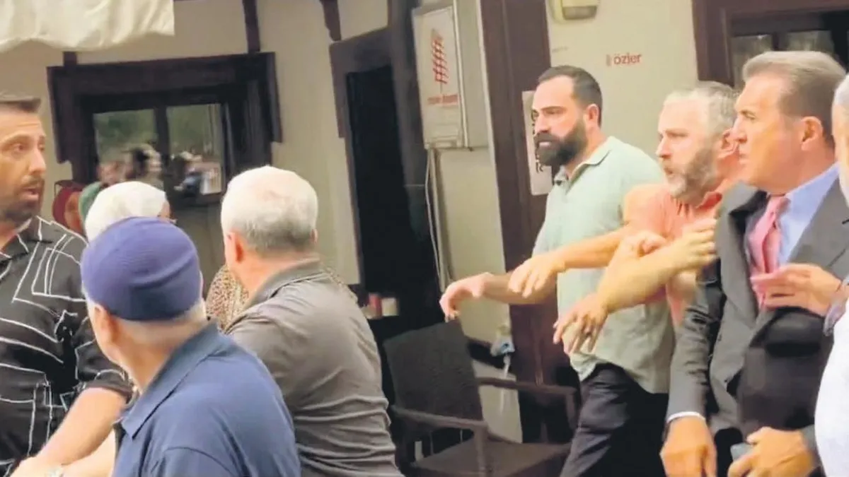 CHP'li eski milletvekili Mustafa Sarıgül'ün Hacı Bayram Veli Camii çıkışında bir vatandaşa tekme attığı iddia edilen anın görüntüsü.