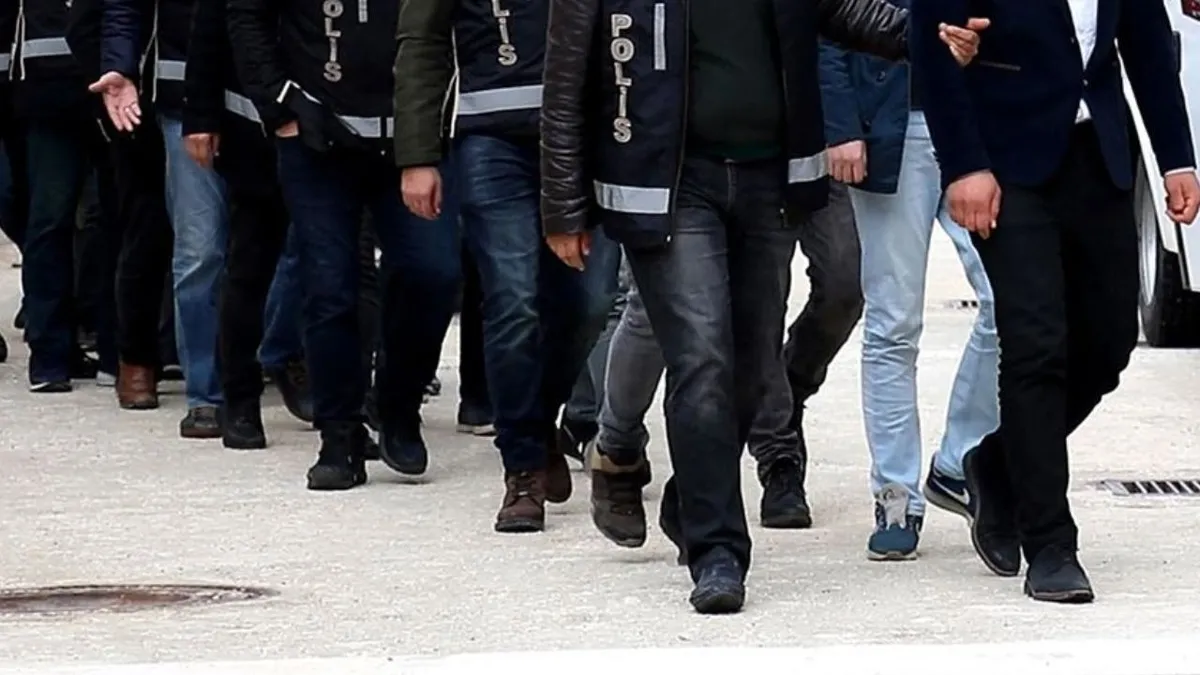 Kütahya'da polis ekiplerinin silah kaçakçılığı operasyonunda ele geçirilen silahlar.