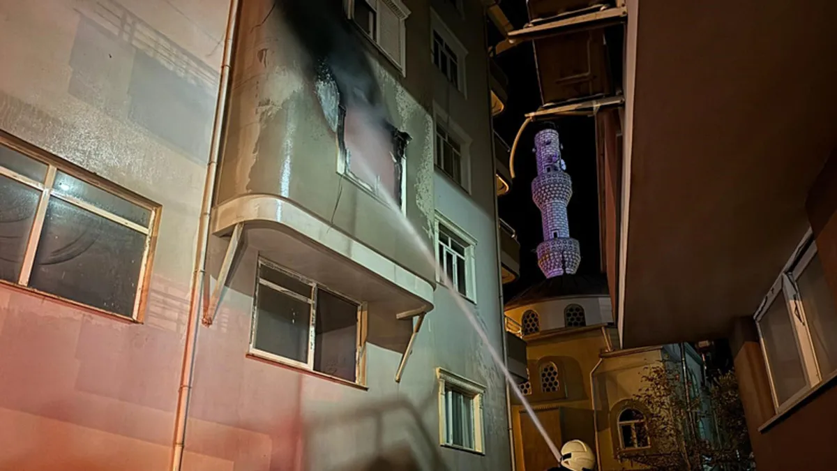 Elektrikli soba yangın çıkardı: Aile çocuklarını son anda kurtardı! Elektrikli soba yangın çıkardı: Aile çocuklarını son anda kurtardı!