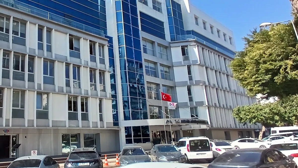 CHP’li Büyükşehir Belediyesi’ndeki ihale yolsuzluğundan gözaltında olan Özel Kalem Müdürü’de dahil 7 şüpheli tutuklandı CHP’li Büyükşehir Belediyesi’ndeki ihale yolsuzluğundan gözaltında olan Özel Kalem Müdürü’de dahil 7 şüpheli tutuklandı