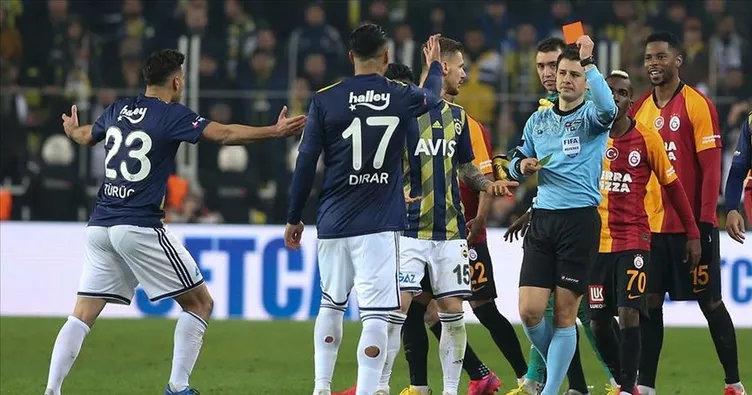 Derbide kartlar havada uçuşuyor