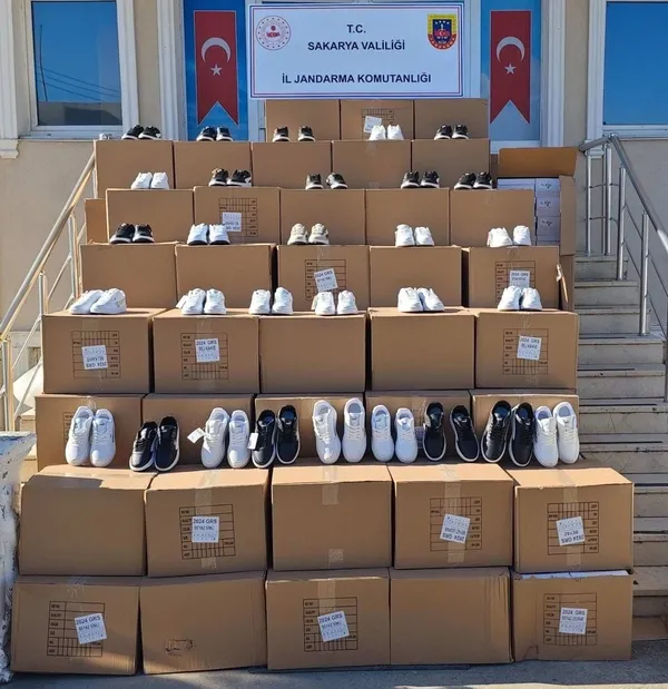 jandarmadan-kacakcilara-darbe-10-milyon-liralik-kacak-urun-binlerce-sahte-forma-ve-ayakkabi-ele-gecirildi-1783585743215.jpg