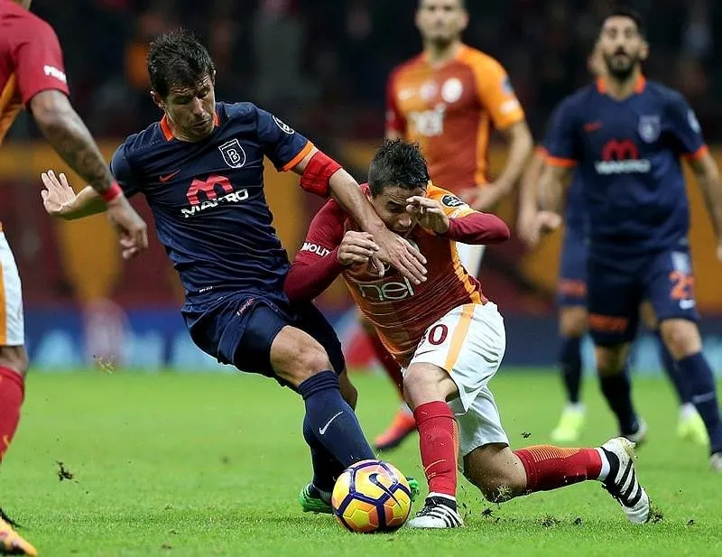 Emre Belözoğlu'ndan yıldız göndermesi