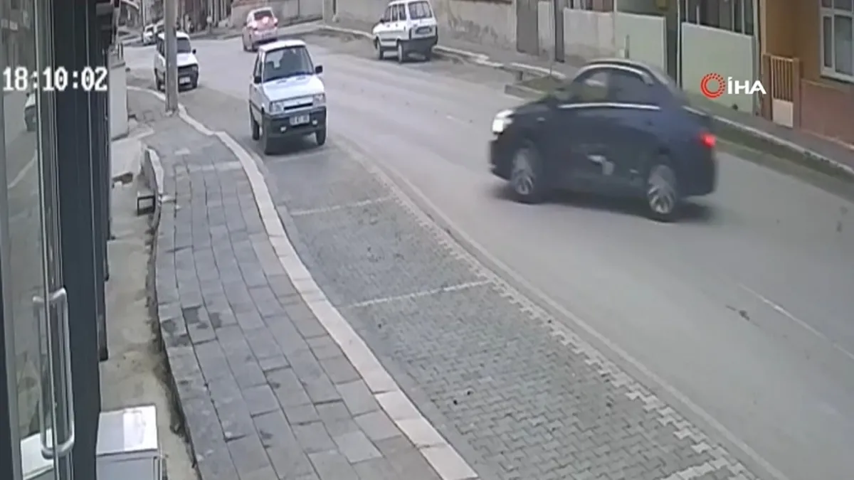 Otomobil markete böyle daldı: 2 yaralı