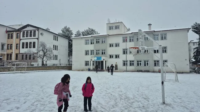 amasyada-egitime-kar-engeli-iki-ilcede-okullar-tatil-edildi-1767168219547.jpg