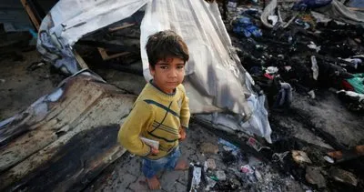 İsrail’in Refah katliamında yürek yakan görüntü: Çocuklar yanmış çadırlarda yemek aradı!