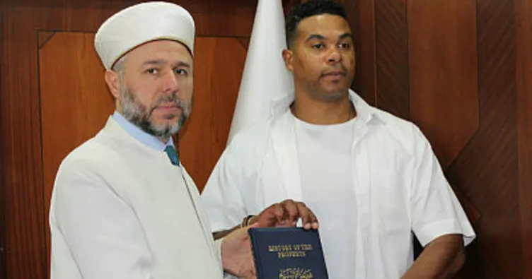 Ezan sesinden etkilenerek Müslüman oldu