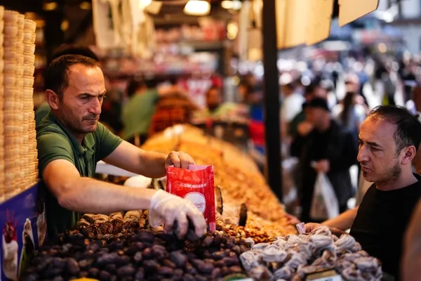 eminonunde-bayram-yogunlugu-1779801357932.jpg