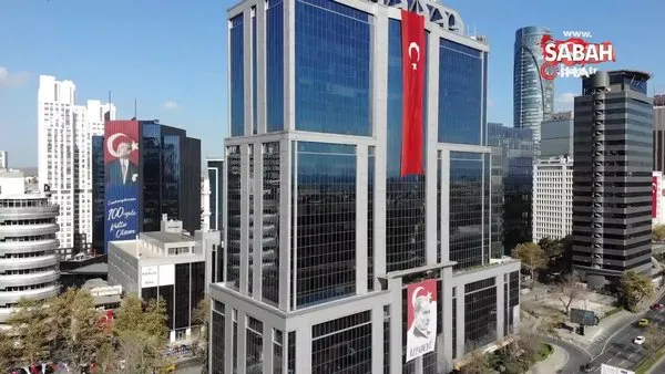Gökdelenlere asılan dev Türk bayrakları havadan görüntülendi | Video