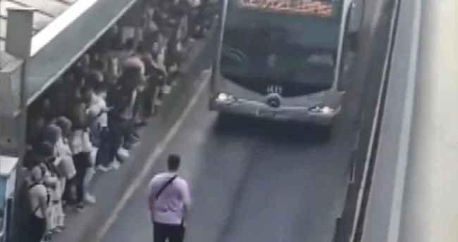 Beylikdüzü'nde metrobüs isyanı! Durakta yoğunluk olunca metrobüsün önünü kesti