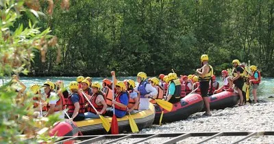 Elazığlı öğretmen ve öğrenciler Munzur Nehri’nde rafting yapma heyecanını yaşadı