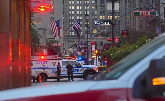 new-yorkta-gokdelende-silahli-dehset-alti-sivil-ve-bir-polis-memuru-vuruldu-1753752299446.jpeg