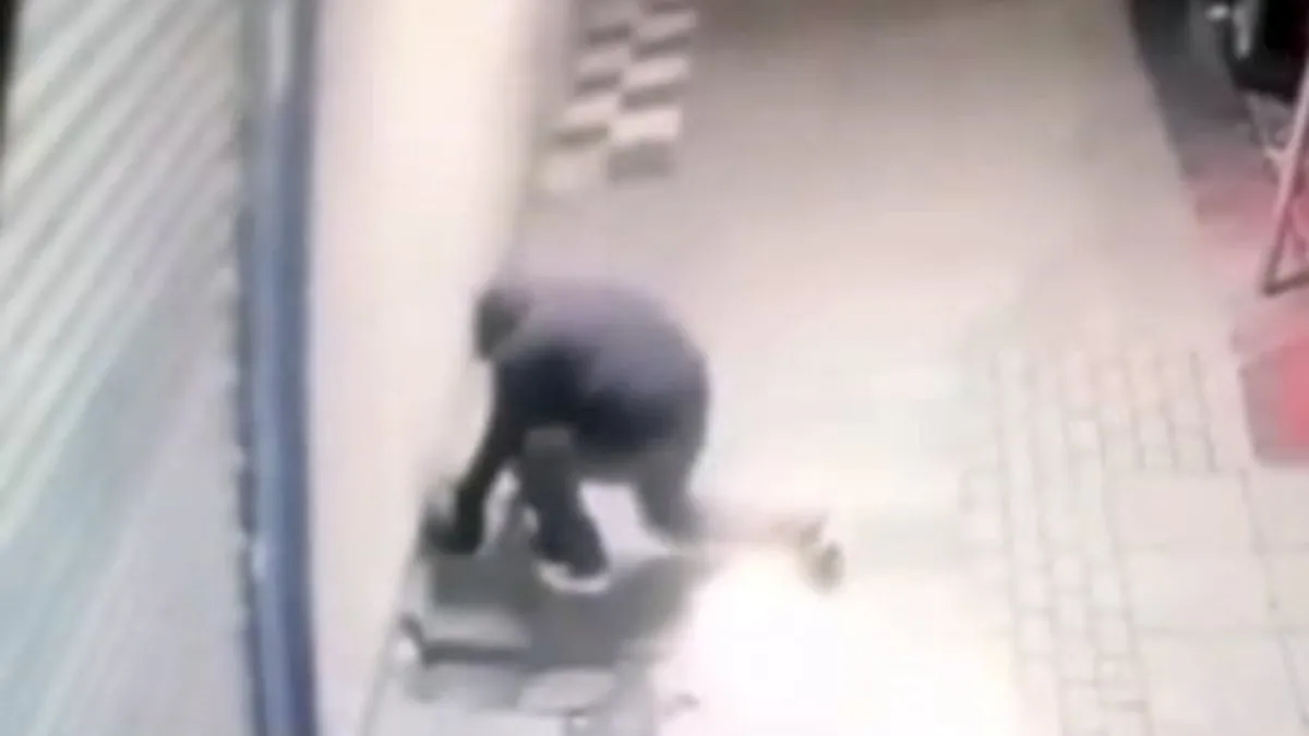 Motosikletli iki kişi gece bir işyerine patlayıcı madde ile saldırdı Motosikletli iki kişi gece bir işyerine patlayıcı madde ile saldırdı