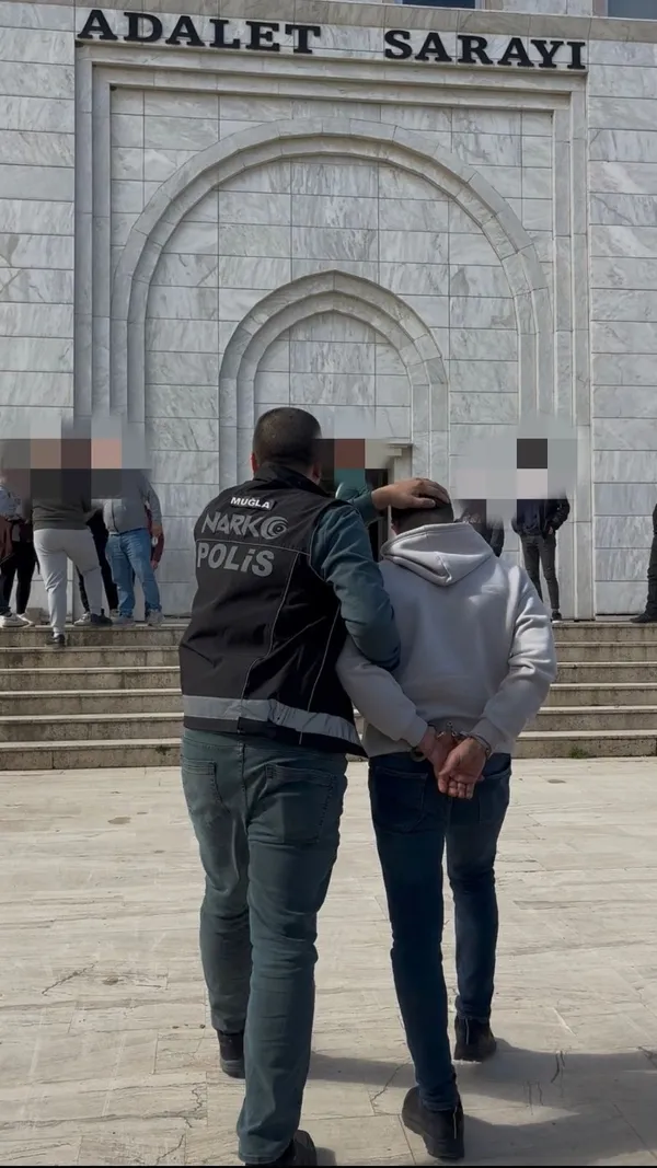 muglada-uyusturucu-operasyonu-1117-adet-sentetik-ecza-ele-gecirildi-1770820243182.jpg