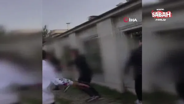 Bakırköy’de lise öğrencisine bıçaklı dehşet..Saldırgan öğrencilerin başka öğrenciyi darp ettiği anlar kamerada