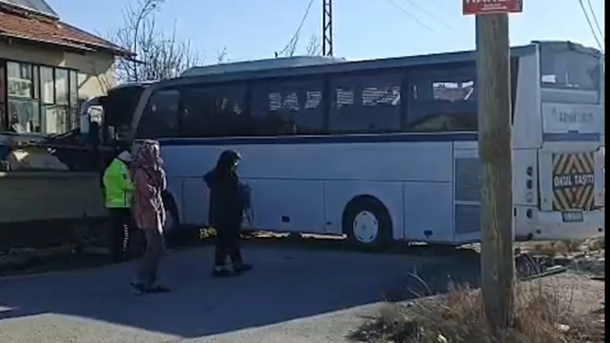 Konya’da belediye otobüsü ile öğrenci servisi çarpıştı: 17 kişi yaralandı! Konya’da belediye otobüsü ile öğrenci servisi çarpıştı: 17 kişi yaralandı!