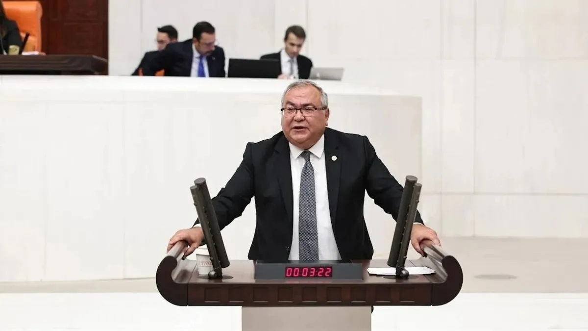 CHP Aydın il binası önünde toplanan partililer.