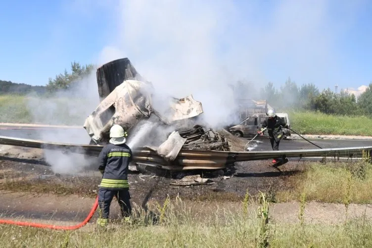 TEM Otoyolu’nda 3 araç alev alev yandı
