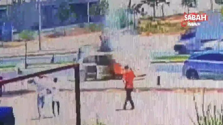 Seyir halinde alev alan otomobilden valizlerini böyle kurtardı | Video