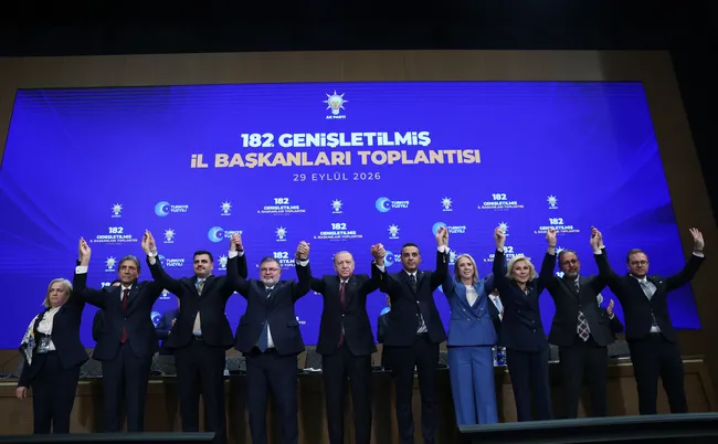 son-dakika-ak-partiye-yeni-katilimlar-rozetlerini-bizzat-baskan-erdogan-takti-1790698871662.jpg