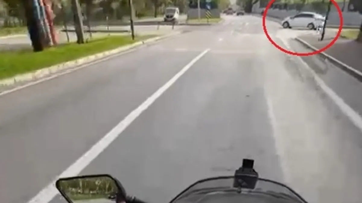 Motosikletli sürücüden önüne ani manevra yapana ‘sert’ uyarı: Otomobilin dikiz aynasını kırdı! Motosikletli sürücüden önüne ani manevra yapana ‘sert’ uyarı: Otomobilin dikiz aynasını kırdı!