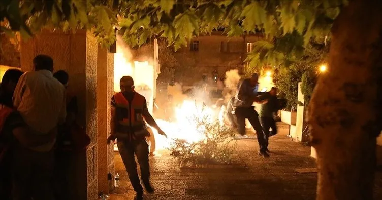 SON DAKİKA HABERİ: İsrail polisi, Mescid-i Aksa’ya girerek ses bombalarıyla cemaate saldırdı