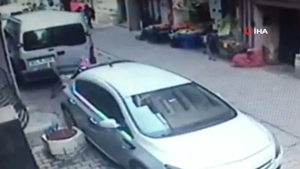 İstanbul Bayrampaşa'da dehşet! Boşanmak isteyen eşini sokak ortasında defalarca bıçakladı | Video