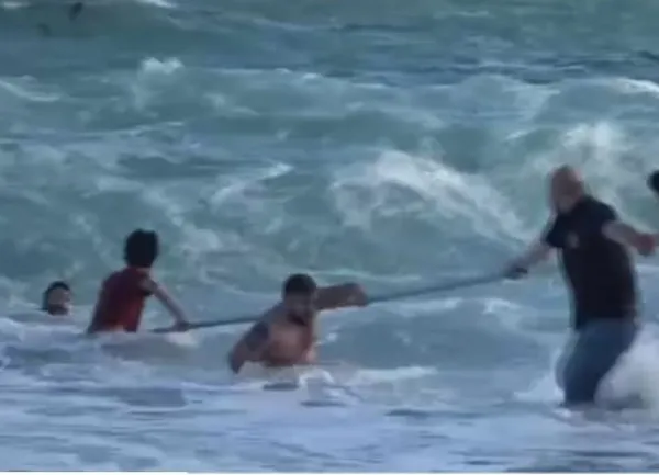 deniz-manzarasi-izlerken-dalga-ile-aciga-suruklendiler-2-kardes-kurtuldu-kuzenleri-oldu-1775161163294.jpg