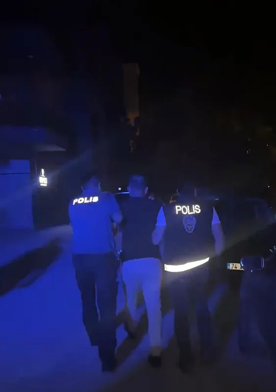 biri-beyzbol-sopasi-ile-saldirdi-digeri-silah-cikardi-meger-karisindan-1750747901197.jpeg Biri beyzbol sopası ile saldırdı diğeri silah çıkardı: Meğer karısından...