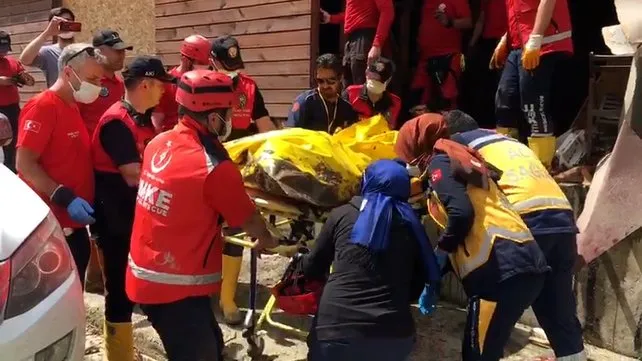Jandarma Arama Kurtarma ekipleri sel felaketin yaşandığı bölgede bir kişinin cansız bedenine ulaştı