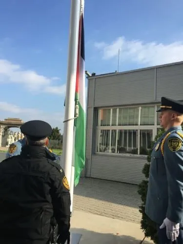 Filistin Bayrağı alkışlarla göndere çekildi