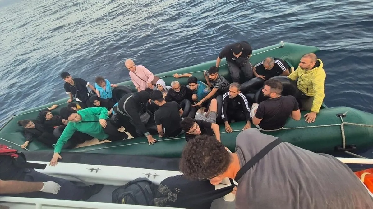 İzmir açıklarında 35 düzensiz göçmen kurtarıldı, 107 göçmen yakalandı İzmir açıklarında 35 düzensiz göçmen kurtarıldı, 107 göçmen yakalandı