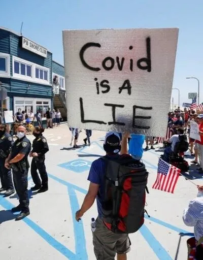 ’Covid-19 bir yalan’ pankartıyla protestolara liderlik eden Audrey Whitlock Covid-19’a yakalandı!