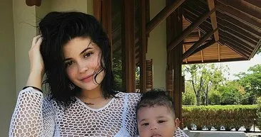 Kylie Jenner kızına aldığı ayakkabıya servet ödedi!