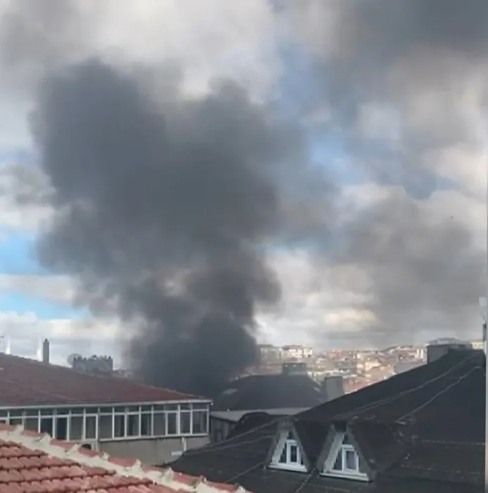 Bahçelievler’de panik anları: Apartman dışına alevler sıçradı!