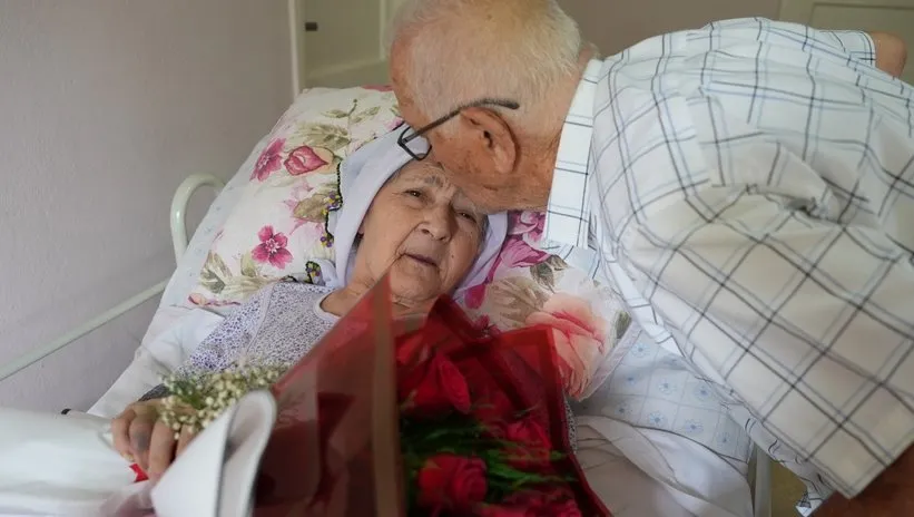 Hastalıkta sağlıkta! Alzheimer hastası eşine her gün aşkını hatırlatıyor...