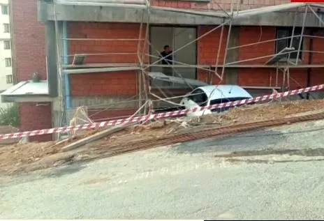 yoldan-cikan-otomobil-insaat-ve-istinat-duvari-arasina-sikisti-1745676178515.jpg
