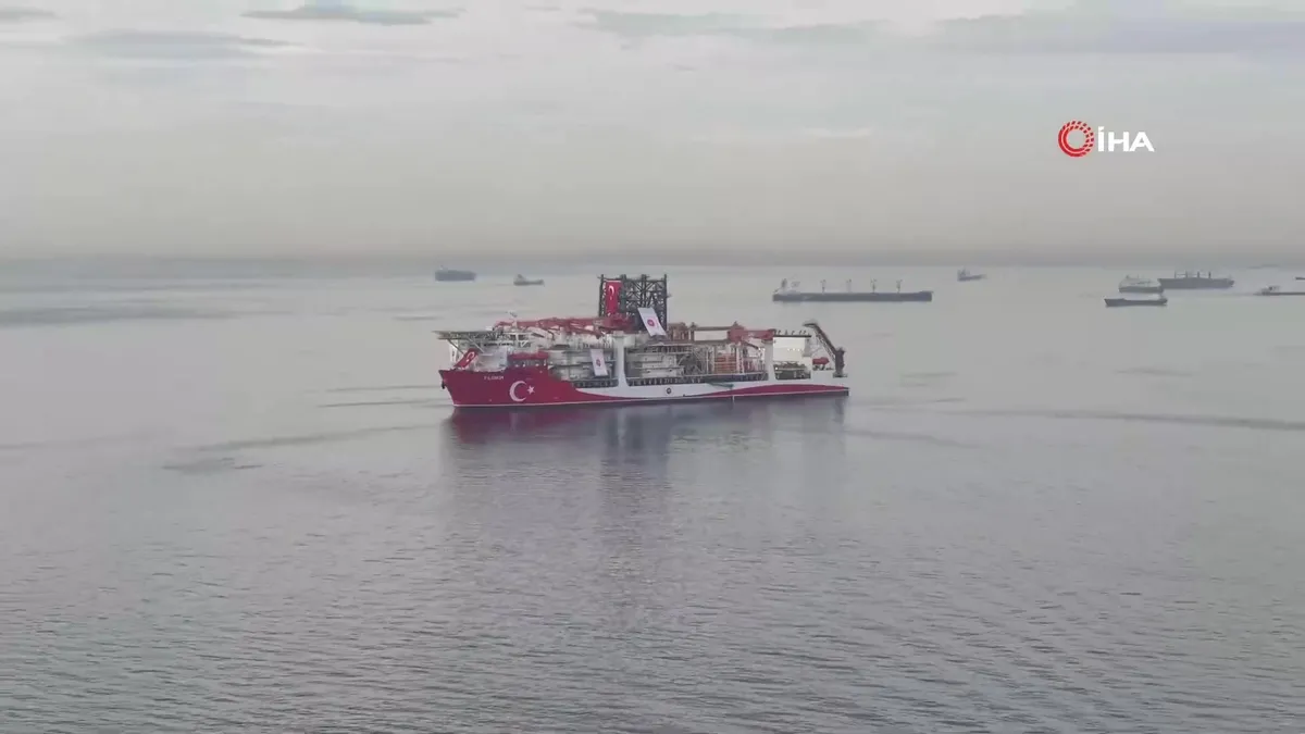 İstanbul Boğazı’na yaklaşan Türk sondaj gemisi Yıldırım böyle görüntülendi | Video videosunu izle İstanbul Boğazı’na yaklaşan Türk sondaj gemisi Yıldırım böyle görüntülendi | Video videosunu izle